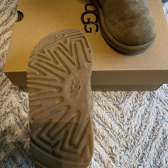 Ugg boot excellent condition size 12 - Picture 4 of 5